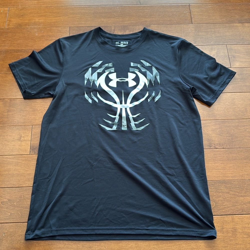 S/S Under Armour loose tee. With camo graphic.